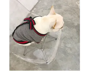 Maglione in maglia grigia per animali con fiocco a righe rosse e verdi alla moda sulla schiena
