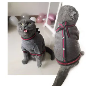 Elegante maglione grigio lavorato a maglia per gatti con bordi a righe rosse e verdi