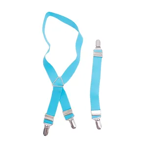 Vue détaillée des bretelles réglables bleu clair pour animaux avec clips métalliques pour chiens