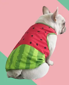 Vista trasera de un bulldog francés con un chaleco refrescante de sandía para perros.