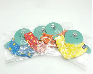 Vista dettagliata delle bandane rinfrescanti per animali domestici in vari colori vivaci