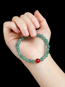 Handgefertigtes Armband mit grünen Chalcedonperlen und einem roten Achat-Akzent
