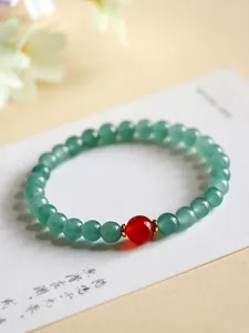 Detailansicht eines Chalzedon-Perlenarmbands mit einem leuchtend roten Achat-Mittelstück