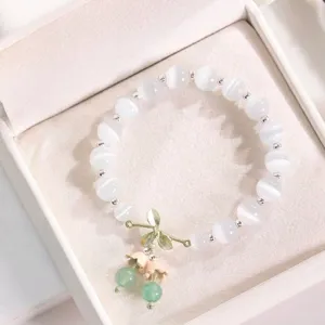 Elegante pulsera de cuentas de ojo de gato con dijes de lirio de los valles en caja de regalo