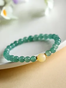 Detailansicht eines grünen Jadeit-Perlenarmbands im neuen chinesischen Stil.