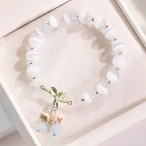 Elegante pulsera de piedra de ojo de gato blanco con delicado dije de flor de lirio