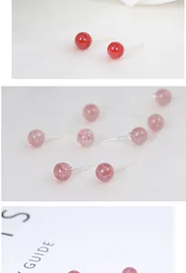 Detailansicht von rosa Erdbeerrquarz und roten Kugel-Ohrsteckern mit 925 Silbersteckern