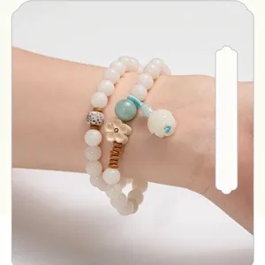 Gros plan d'un élégant bracelet chinois à deux rangs en perles de racine de Bodhi au poignet