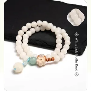 Détail d'un bracelet en racines de bodhi de jade blanc avec breloque fleur en bois