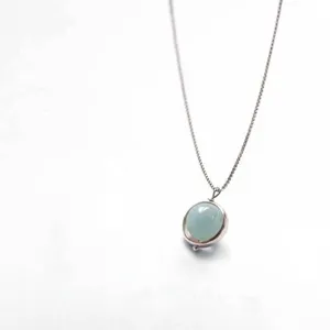 Collar de cadena de plata minimalista con colgante de aguamarina redonda