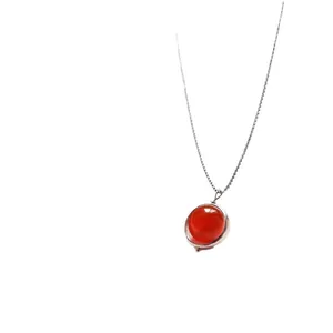 Elegante collar minimalista de plata con un colgante redondo de cristal de cuarzo rojo