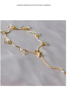 Dettaglio del bracciale in cristallo di pietra di luna con fascia in metallo dorato.