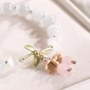 Elegante pulsera de cuentas de ojo de gato con dijes de cuarzo rosa y hojas doradas