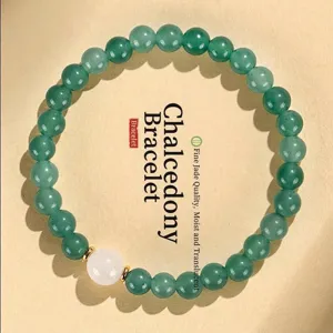 Eleganter Armband aus grünem Chalcedon mit weißem Mondstein und goldenen Details.
