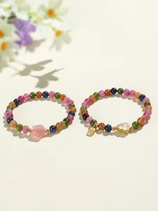 Macro de dos pulseras de cuentas de turmalina de colores con colgantes de corazón y estrella