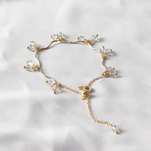 Elegante bracciale ondulato placcato oro 14K con perline di pietra di luna su seta bianca