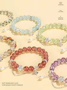 Dettaglio di braccialetti di perle di cristallo fatti a mano con loto e perle