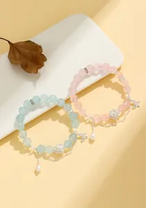 Eleganti bracciali con perline, ciondoli a loto e perle d'acqua dolce in vista dettagliata