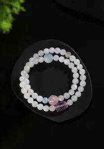 Vista detallada de una pulsera de piedra de luna y amatista en una bandeja de exhibición