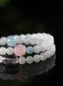 Detalle macro de la pulsera de cuentas de cristal de luna amatista y cuarzo rosa