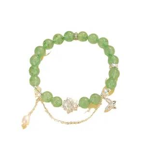 Bracciale elegante con perline verdi, ciondolo a loto, perla naturale e farfalla