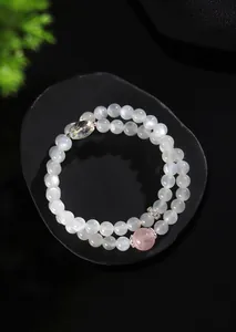 Elegante pulsera de piedra lunar azul y cuarzo rosa para mujer con detalles de cristal