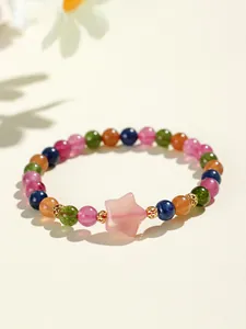 Detalle de una pulsera de cuentas de turmalina de colores con una estrella rosa