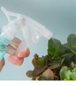 Gedetailleerde close-up van een handmatige sproeikop voor het bewateren van planten