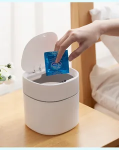 Vista detallada de un mini cubo de basura blanco utilizado en una mesita de noche