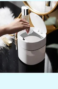 Primer plano de minipapelera de escritorio blanca con tapa en tocador moderno