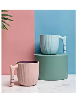 Detailansicht von zwei minimalistischen rosa und blauen Zahnputzbecher auf Stand