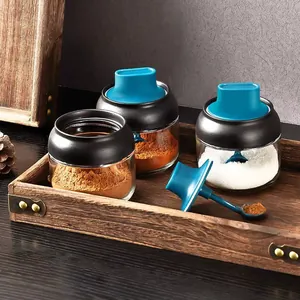 3er-Set elegante Glasgewürzdosen mit blauen Deckeln auf einem Holztablett für die Küche
