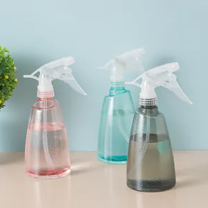 Drie kleurrijke draagbare plastic plantenspuiten voor tuinieren en kamerplanten