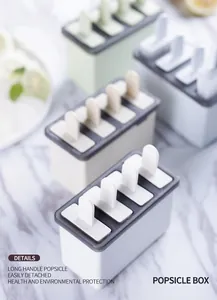 Dichtbij van ijsvormpjes met vier cellen en lange handgrepen op een marmeren blad