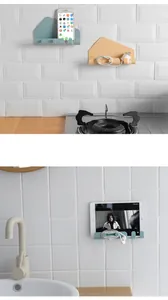 Detail der selbstklebenden Wandhalterung mit 4 Haken zum Laden von Handy und Tablet
