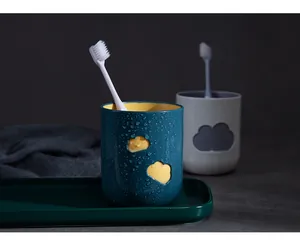 Nahaufnahme von minimalistischen Wolken-Mundspülbechern mit Wassertropfen-Textur