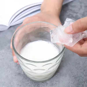 Bolsas desechables autosellantes para cubitos de hielo añadidas a leche