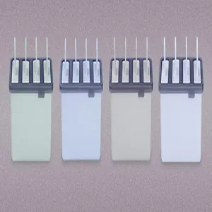 Detailweergave van ijsvormpjes met vier compartimenten in vier verschillende pastelkleuren
