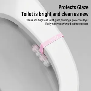 Hangende toiletverfrisser en reinigingsballen in roze voor frisheid in de badkamer