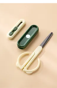 Vista dettagliata del set portatile di forbici e taglierino 2-in-1 con base magnetica