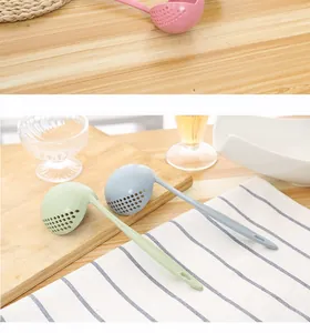 Dettaglio mestoli da zuppa 2-in-1 eco-compatibili in paglia di grano con colino integrato.
