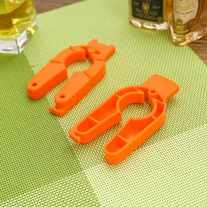 Dos abridores de botellas multifuncionales de plástico naranja para cocina en un tapete