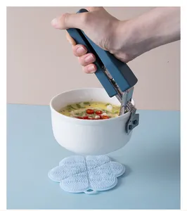 Detailansicht einer ergonomischen blauen Schüsselzange zum sicheren Heben heißer Gefäße