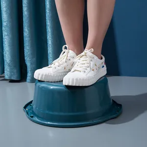 Bassine en plastique bleu sarcelle épaisse et durable, montrée inversée pour la solidité