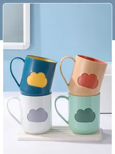 Set aus vier bunten, süßen Zahnbürstenbechern mit Wolken-Design für das Badezimmer