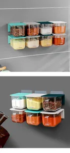 Detailweergave van de aan de muur gemonteerde kruidenpotjes met kleurrijke deksels