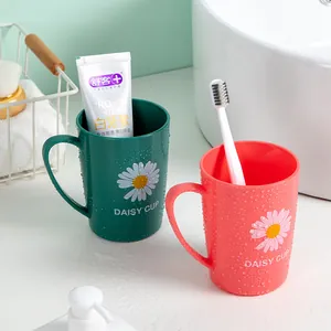 Minimalistische Mundspülbecher mit Gänseblümchendruck und Griffen für das Badezimmer