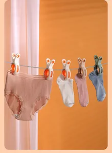 Große windfeste Wäscheklammern halten Unterwäsche und Socken sicher an einer Trockenleine