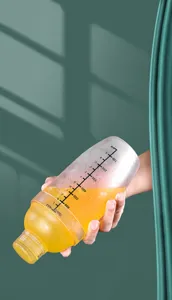 Vue détaillée d'un shaker à cocktail en plastique avec graduations de 700 ml pour mélanger