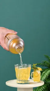Gros plan d'un shaker à cocktail dépoli versant une boisson avec des graduations